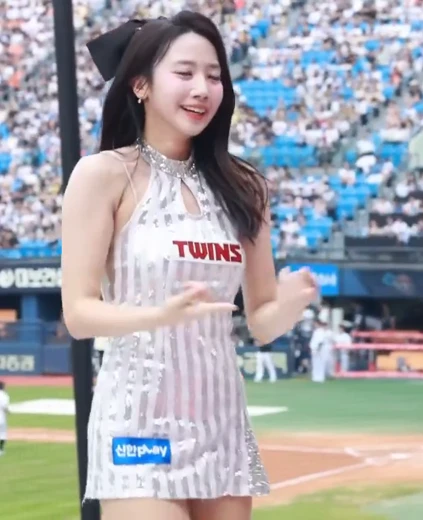치어리더 오윤솔 가슴 봉긋 원피스 정복 화려한 미모
