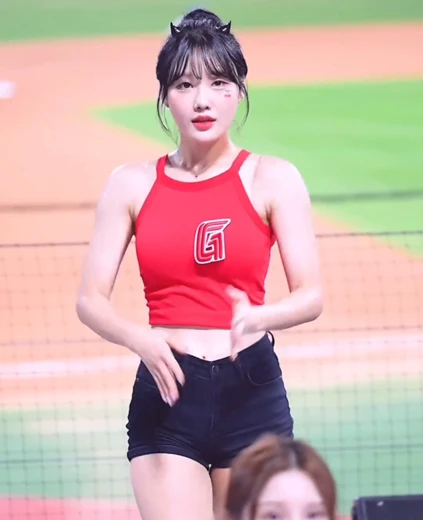 치어리더 최홍라 겨드랑이 빨간 나시 검정 힛팬트 뒤태 살아있는 몸매