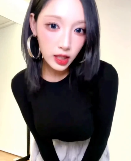 한초원 가슴 검정 크롭티 발사될듯한 로켓 볼륨감