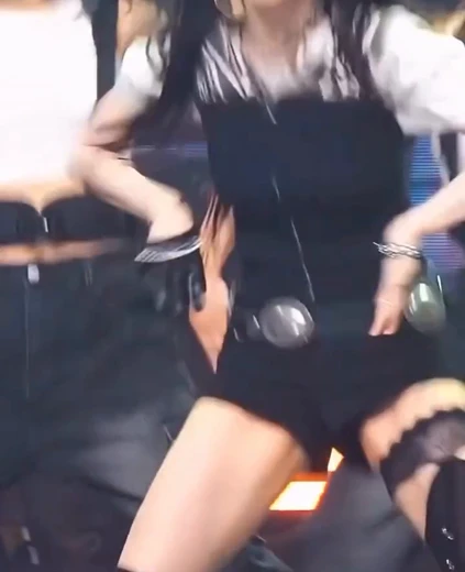 카리나 허벅지 검정 바디슈트 검정 가터벨트