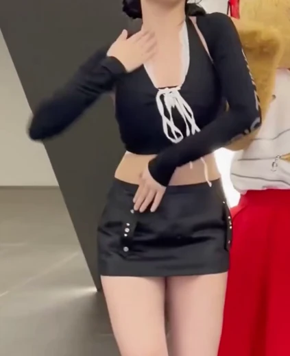아현 엉벅지 섹시함이 묻어나오는 검정 초미니