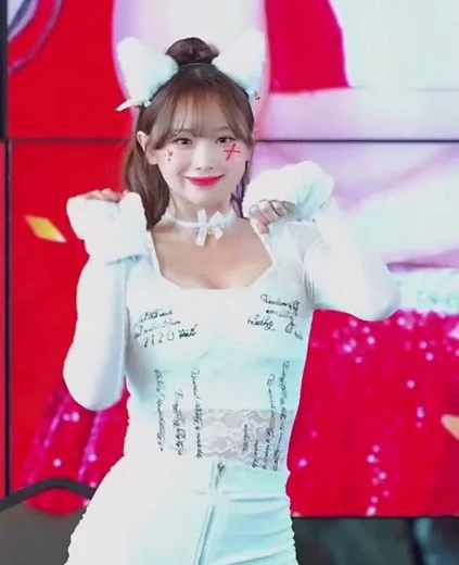 치어리더 김나연 가슴골 고양이가 된 귀여운 댄스