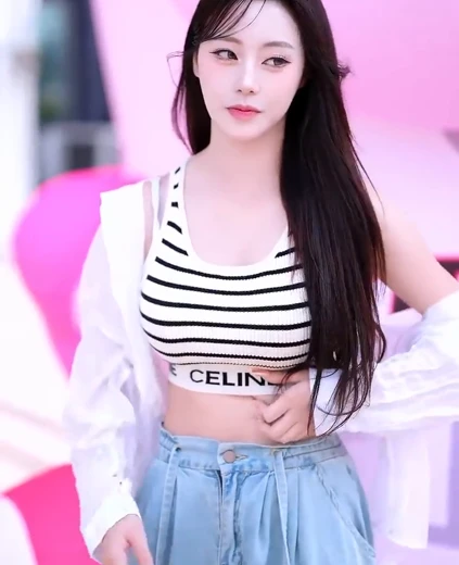치어리더 김민서 가슴 봉긋 출근길 사복 줄무늬 크롭 민소매 삐끼삐끼