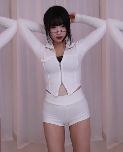 꽁주 허벅지 안경 쓴 흰 핫팬츠 입고 아브라카다브라