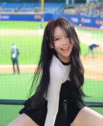 치어리더 이아영 가슴골 대만에서 롤린 커버 쩍벌