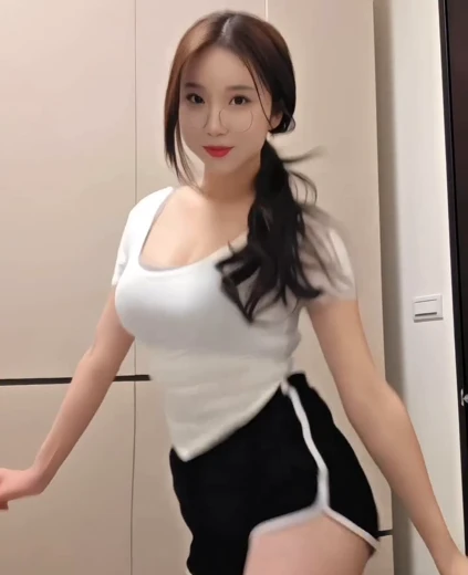 치어리더 김현영  가슴골  묵직한 흰티 돌핀팬츠