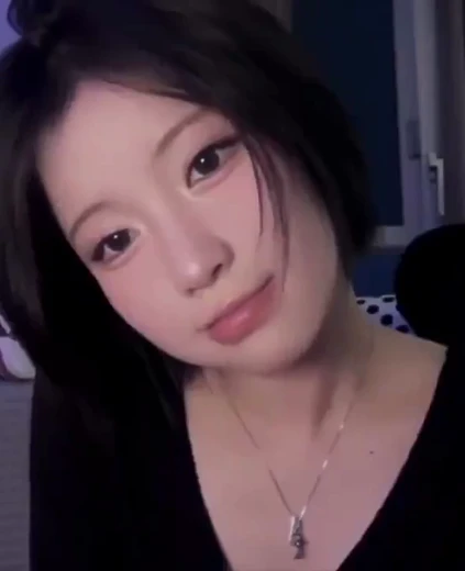 아사 입술 키스를 부리는 탐스러운 핑크빛 귀여운 표정