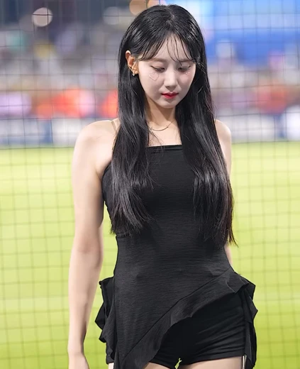 치어리더 감서윤 엉벅지 검정 핫팬츠 가슴 털어주는 무빙