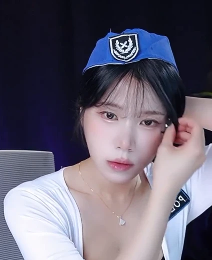 서나앙 가슴골 승무원인줄 알았는데 알고보니 경찰