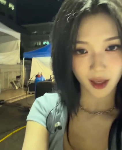 트리플에스 공유빈 가슴골 하늘색 반팔티 위에서 찍은 셀카