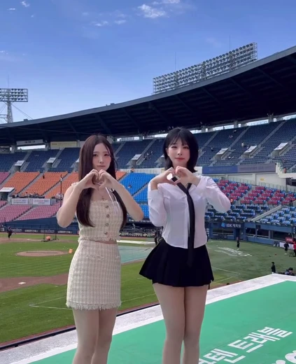 치어리더 이소민 천소윤 허벅지 사복 매끈한 각선미