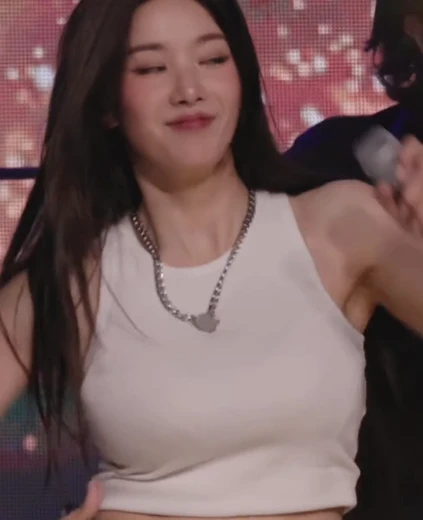 권은비 가슴 대학축제 브라 비치는 흰 탱크탑 출렁거리는 피지컬