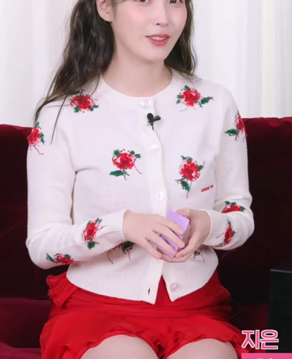 아이유 허벅지 빨간 프릴 치마 입고 소파에 앉은 각선미