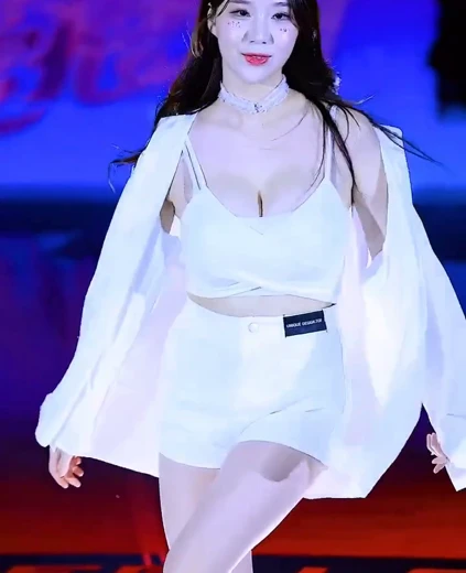 치어리더 김현영 허벅지 레전드 찍은 흰 끈나시 출렁이는 가슴골