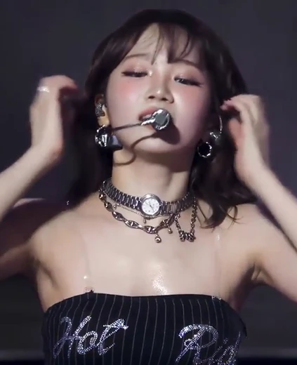 김채원 겨드랑이 페로몬 땀에 젖은 세로 줄무늬 튜브탑