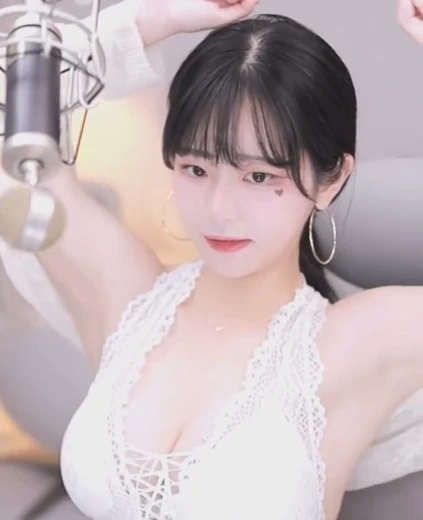 쵸단 겨드랑이 자랑하는 순백색 레이스 란제리 뽀얀 가슴골