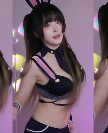 시루다냥 배꼽 주디 코스프레한 남색 브라 알가슴골 노출