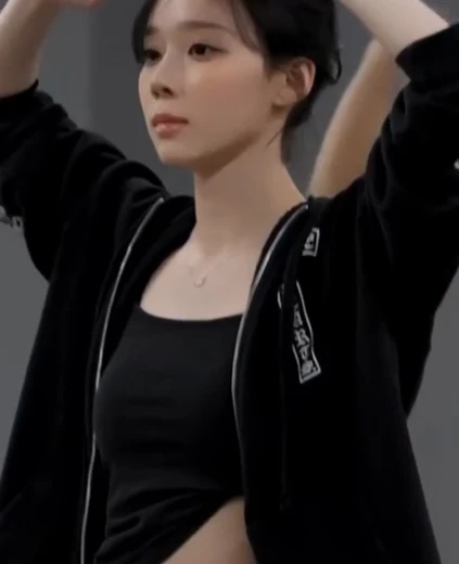 에스파 윈터 배꼽 연습중인 검정 탱크탑 잘록한 복부