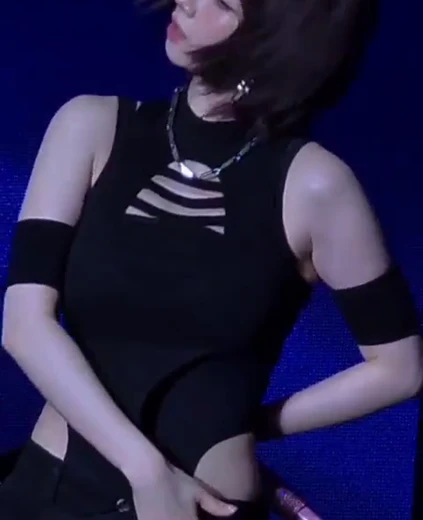 카리나 겨드랑이 검정 민소매 그물 틈새 가슴골