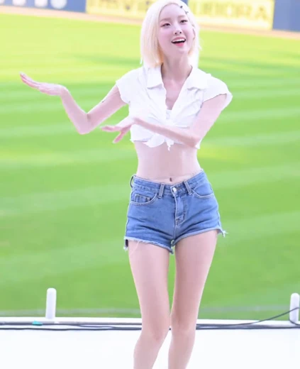 서현숙 가슴 아래로 묶은 흰 크롭셔츠