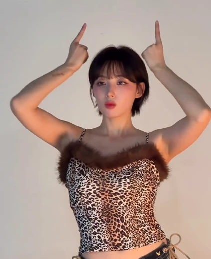 치어리더 하지원 허벅지 털달린 호피 레오파드 끈나시