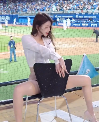 치어리더 이아영 가슴골 대만 의자댄스하는 아찔한 허벅지