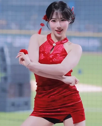 치어리더 박민서 허벅지 빨간 치파오 타이트한 검정 속바지