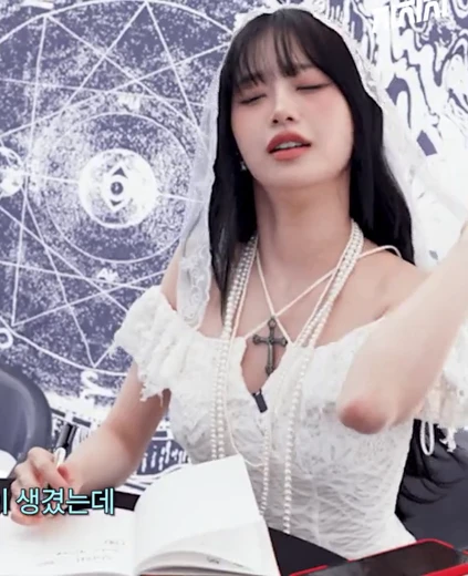 타로 마스터 츄 가슴골  흰 레이스 오프숄더 야드랑이