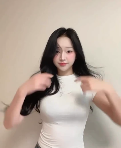 치어리더 이연진  가슴 봉긋  검정 브라 비치는 밀착티