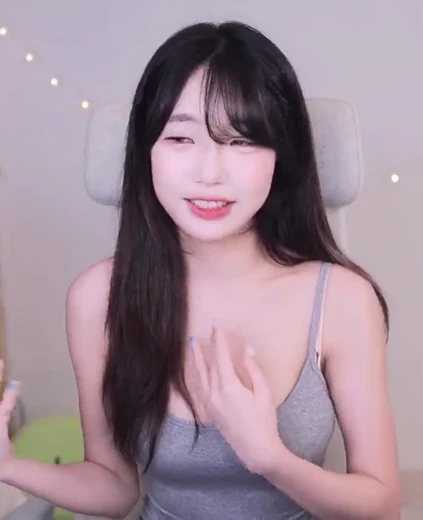 수련수련 가슴골 외국인이 10대처럼 본다는 회색 끈나시