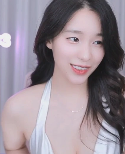 미래 가슴 뭉클뭉클하게 모아주는 흰 실크 원피스
