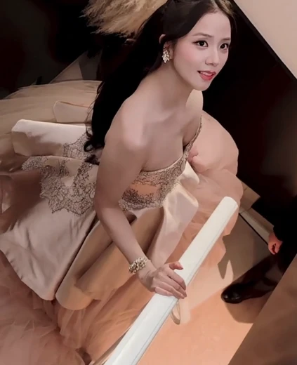블랙핑크 지수 가슴골 위에서 찍은 살색 오프숄더 드레스