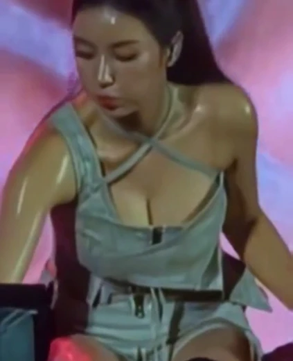 권은비 가슴골 땀에 젖어서 전신에 오일 바른 듯한 윤기좔좔 광택 몸매