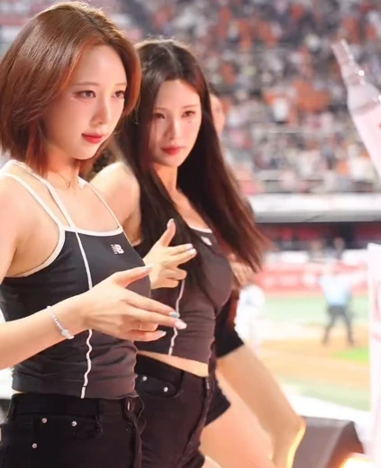 치어리더 이금주 꿀벅지 단발 블랙 끈나시 골반 바운스