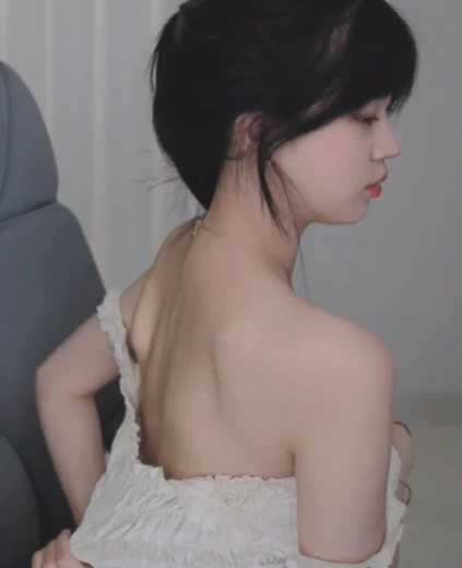 문월 등짝 갑자기 옷 잡아당겨서 노브라 보여주는 ㄷㄷ