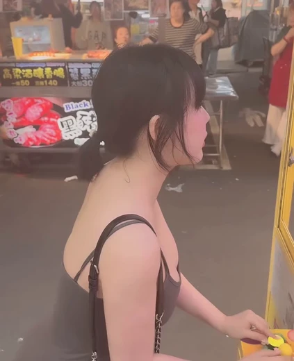강인영 가슴골 해외여행 가서 인형뽑기하는 진회색 미시룩
