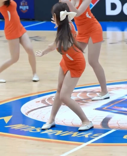 치어리더 김나연 꿀벅지 주황 나시 원피스 가슴골