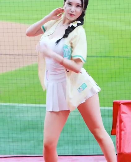 치어리더 김현영 꿀벅지 묵직한 가슴골 밀착 흰 원피스