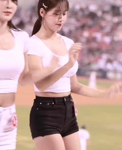 치어리더 김도아 가슴골 밀착 흰티 글래머 육덕 스타일