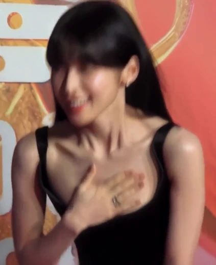 아린 가슴골 인사하다가 블랙드레스 역대급 노출