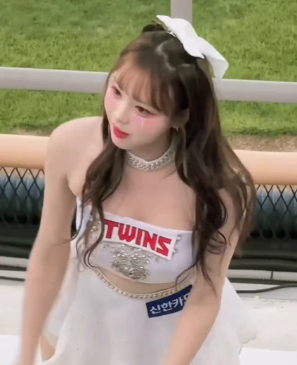치어리더 신서윤 꿀벅지 찰랑이는 윗가슴골