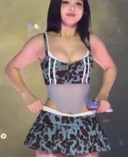 트와이스 나연 꿀벅지 하늘색 젖소무늬 란제리룩 몽글몽글한 가슴골