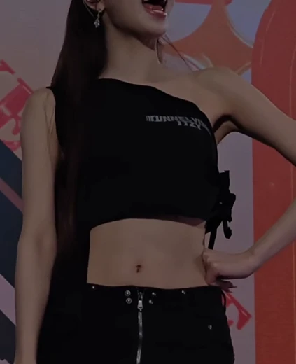 있지 유나 야꼽 검정 오프숄더 잘록한 복부 블랙진 골반 힙라인