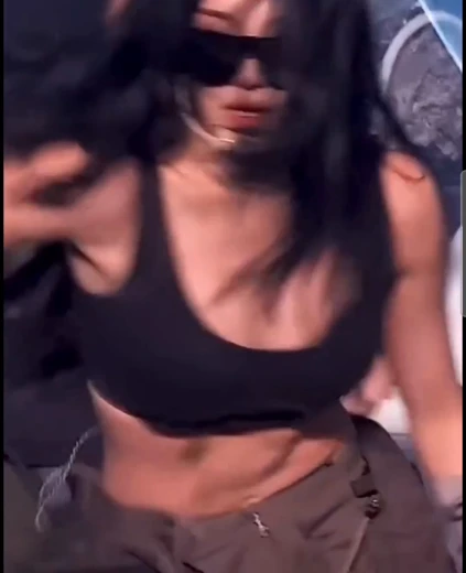 에스파 닝닝 배꼽 선글라스 쓴 검정 브라탑 뭉클한 가슴골 무빙