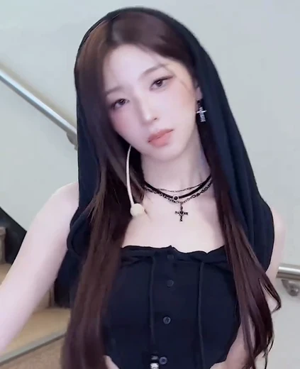 트리플에스 박소현 배꼽 검정 후드 브라탑 복부 야한 뒷팬티 노출