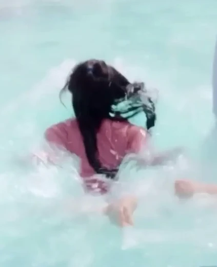 아일릿 원희 허벅지 수영장에서 물놀이하는 젖은 엉덩이