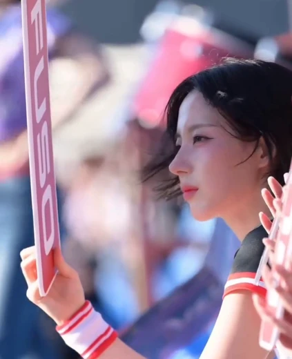 치어리더 하지원 얼굴 햇빛 가리는  미소년 미모