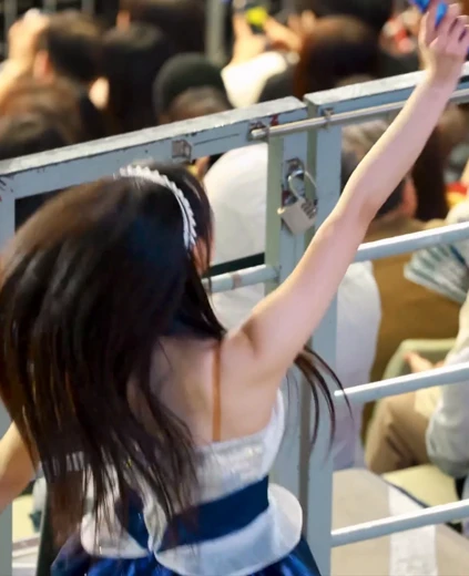 치어리더 우수한 겨드랑이 미모가 우수한 홀터넥 의상 글래머 가슴골