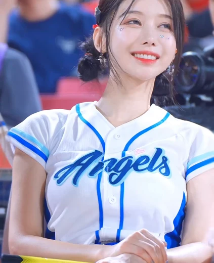 치어리더 이아영 엉벅지 댕 이쁜 뭔가 한박자 느린게 귀여운 댄스