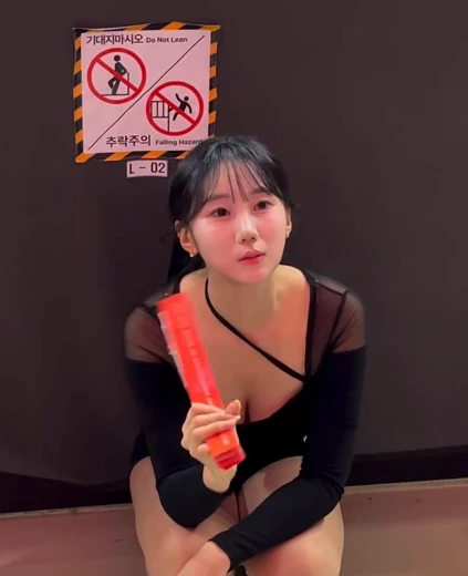 치어리더 감서윤 허벅지 부채질하는 찰랑이는 가슴골
